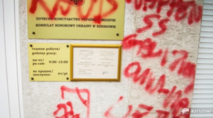 В Польше украинское консульство разрисовали свастикой