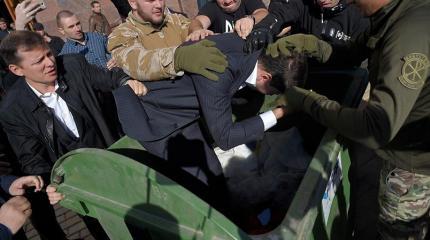 Как же ты надоел! В Одесской области экс-чиновника бросили в мусорный бак Как же ты надоел! В Одесской области экс-чиновника бросили в мусорный бак