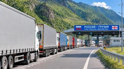 Транспортный ад: почти 600 грузовиков застряли на границе РФ с Грузией