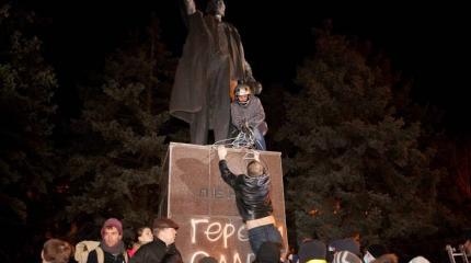 В Кривом Роге голову статуи Ленина разбили кувалдой после митинга