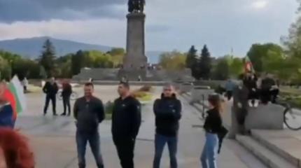 Болгарский народ защитил памятник солдатам Красной Армии от украинских националистов Болгарский народ защитил памятник солдатам Красной Армии от украинских националистов