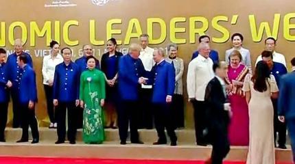 Путин и Трамп встретились как два старых друга: первые кадры