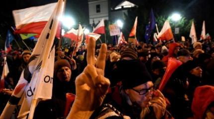 Крупнейший Майдан в Польше: правительство спасается бегством Крупнейший Майдан в Польше: правительство спасается бегством