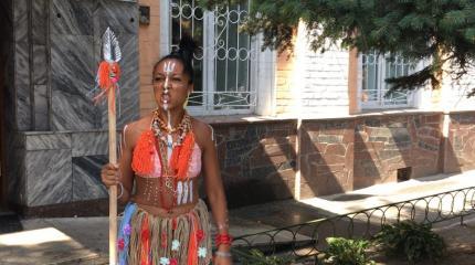 Активистка Femen, оголившая грудь перед Порошенко, устроила шоу в МВД Активистка Femen, оголившая грудь перед Порошенко, устроила шоу в МВД