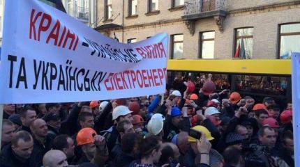 По всей Украине бунтуют. И стар и млад