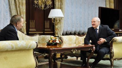 В Белоруссии Лукашенко подарил Кучме петуха