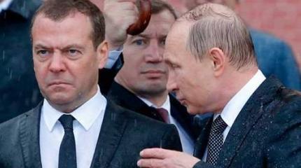 Путин – бог, Медведев – лох. Зачем власти нужна эта популярная концепция? Путин – бог, Медведев – лох. Зачем власти нужна эта популярная концепция?