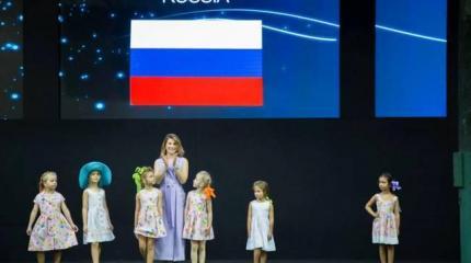 «Рука Кремля»: на Неделе моды украинского дизайнера выпустили под флагом РФ