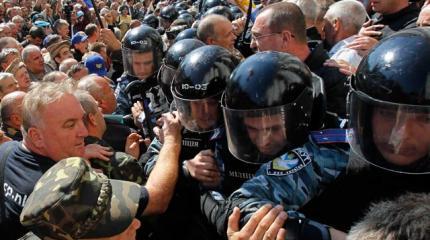 К штурмующим прямо сейчас Раду взбешенным украинцам прибыло подкрепление К штурмующим прямо сейчас Раду взбешенным украинцам прибыло подкрепление