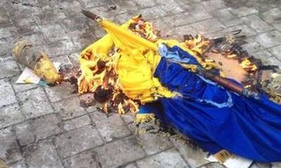 В Варшаве жгут украинские флаги и требуют вернуть Львов В Варшаве жгут украинские флаги и требуют вернуть Львов