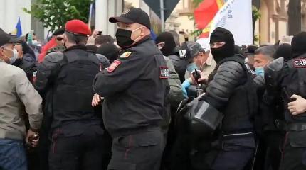 В Кишиневе произошли столкновения боевиков-националистов с полицией В Кишиневе произошли столкновения боевиков-националистов с полицией