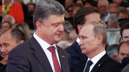 Путин и Порошенко обменялись приветствиями перед переговорами в Минске Путин и Порошенко обменялись приветствиями перед переговорами в Минске