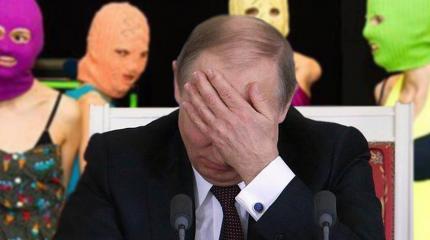 Pussy Riot «поздравили» Путина шестицветным флагом Pussy Riot «поздравили» Путина шестицветным флагом