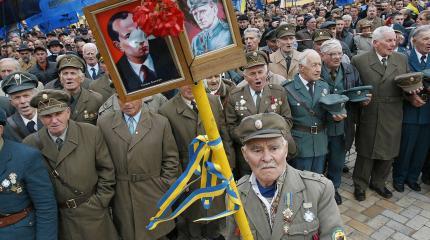 Пособникам нацистов - пенсии и льготы: бандеровцев приравняли к героям ВОВ Пособникам нацистов - пенсии и льготы: бандеровцев приравняли к героям ВОВ