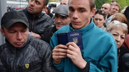 Тысячи украинцев штурмуют границу с ЕС Тысячи украинцев штурмуют границу с ЕС