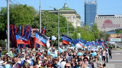 Националисты сорвали демонстрации на Украине, а в ДНР - грандиозное шествие Националисты сорвали демонстрации на Украине, а в ДНР - грандиозное шествие