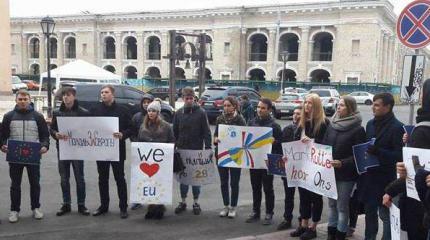 Киевский Майдан: возле посольства Нидерландов народ требует взять его в ЕС Киевский Майдан: возле посольства Нидерландов народ требует взять его в ЕС