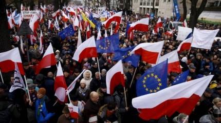 «Русский шпион поучал нашего спикера»: поляки о встрече сенатора с послом РФ «Русский шпион поучал нашего спикера»: поляки о встрече сенатора с послом РФ