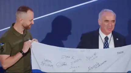 Каспарову в Литву привезли с передовой неовласовскую тряпку с автографами Каспарову в Литву привезли с передовой неовласовскую тряпку с автографами
