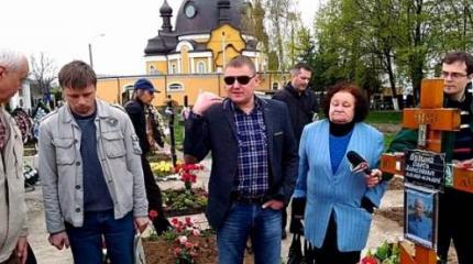 На могиле Олеся Бузины в Киеве украинцы поклялись отомстить убийцам На могиле Олеся Бузины в Киеве украинцы поклялись отомстить убийцам