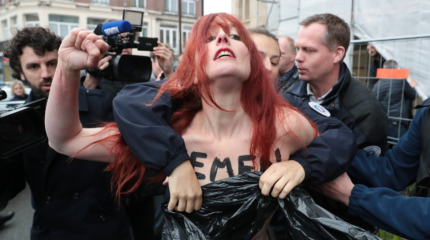 Femen против жещины-президента: активистки показали грудь назло Ле Пен Femen против жещины-президента: активистки показали грудь назло Ле Пен