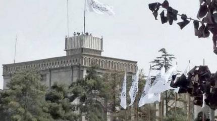 Талибы подняли белый флаг над президентским дворцом Талибы подняли белый флаг над президентским дворцом