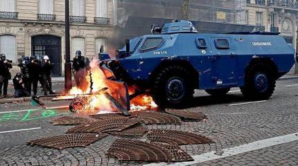 Бронетехника вошла в охваченный протестами Париж Бронетехника вошла в охваченный протестами Париж