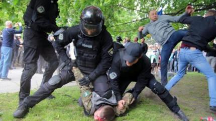 Украина отмечает День Победы: Дым, разбитые головы и драки повсюду Украина отмечает День Победы: Дым, разбитые головы и драки повсюду