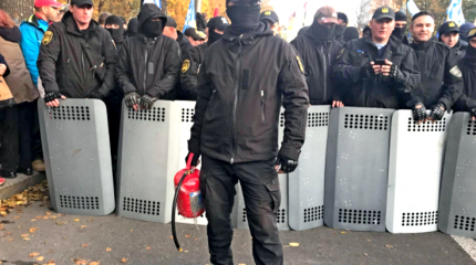 Протестующие в Киеве захватили часть правительственного квартала и вооружились