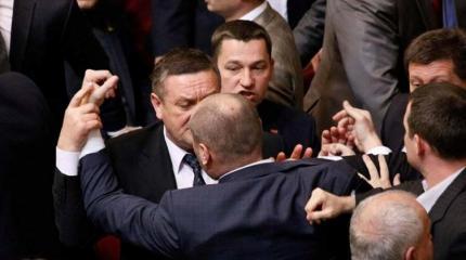 В Раде подрались из-за «плохой кармы» Порошенко В Раде подрались из-за «плохой кармы» Порошенко