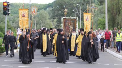 Православный крестный ход напугал сторонников новой украинской власти Православный крестный ход напугал сторонников новой украинской власти
