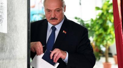 Лукашенко захватывает россиян, избивает журналистов, а мы его поздравляем? Лукашенко захватывает россиян, избивает журналистов, а мы его поздравляем?