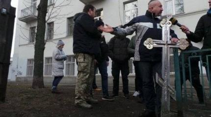 В центре Киева радикалы снесли поклонный крест и готовят захват монастыря В центре Киева радикалы снесли поклонный крест и готовят захват монастыря