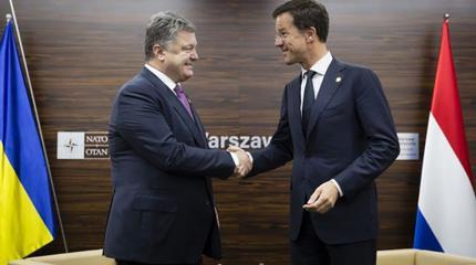 Саммит отчаяния: Порошенко умоляет Голландию Саммит отчаяния: Порошенко умоляет Голландию
