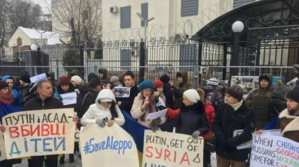 У российского посольства в Киеве вспыхнула акция протеста. Кремль молчит У российского посольства в Киеве вспыхнула акция протеста. Кремль молчит