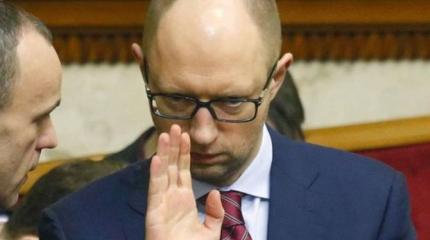 Яценюк унижался, умоляя главу МИД Канады не снимать санкции с России Яценюк унижался, умоляя главу МИД Канады не снимать санкции с России