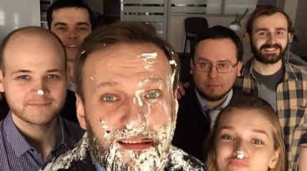 Неизвестные кинули в Навального два торта Неизвестные кинули в Навального два торта