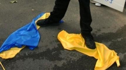 Западенец растоптал украинский флаг в Ивано-Франковске Западенец растоптал украинский флаг в Ивано-Франковске