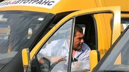 Львовский маршрутчик закрыл дверь перед АТОшником: на шару не повезу Львовский маршрутчик закрыл дверь перед АТОшником: на шару не повезу
