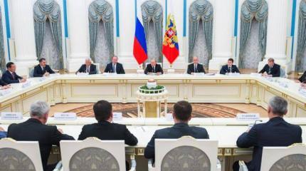 Путин встряхнул свою вертикаль из-за истощения «кормовой базы» Путин встряхнул свою вертикаль из-за истощения «кормовой базы»