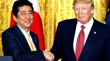 Соцсети развеселила реакция Синдзо Абэ на крепкое рукопожатие Трампа