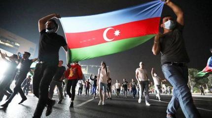 Армяне и азербайджанцы бьют друг друга на глазах москвичей Армяне и азербайджанцы бьют друг друга на глазах москвичей