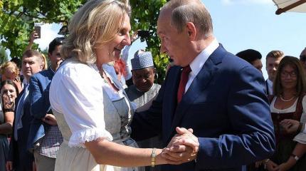 «Сжечь ведьму»: почему танцевавшей с Путиным экс-министру Кнайсль пришлось бежать