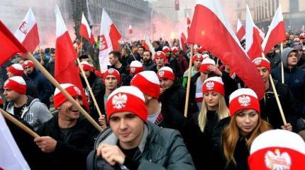 В Польше украинцев уже бьют в трамваях В Польше украинцев уже бьют в трамваях
