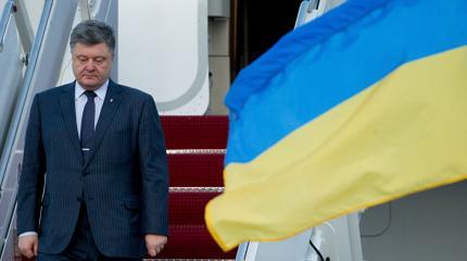 Порошенко признал сложность возвращения флага Украины в Донбасс и Крым Порошенко признал сложность возвращения флага Украины в Донбасс и Крым