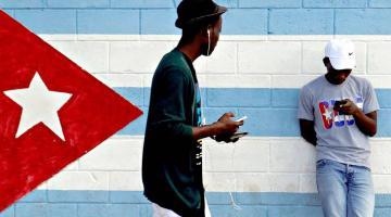 как американцы устроили мобильную недореволюцию в Гаване