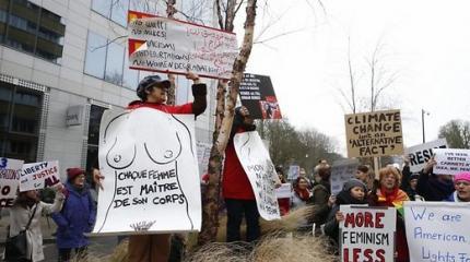 На Пенса «набросились» голые активистки Femen: убирайся из наших штанов На Пенса «набросились» голые активистки Femen: убирайся из наших штанов