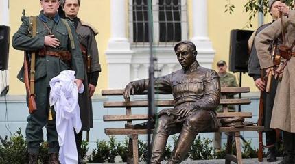 Люди в шоке от появления памятника Петлюры в Виннице Люди в шоке от появления памятника Петлюры в Виннице