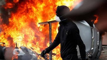 Капитализм – это безжалостная сволочь. Париж против нее бунтует, а мы – нет Капитализм – это безжалостная сволочь. Париж против нее бунтует, а мы – нет