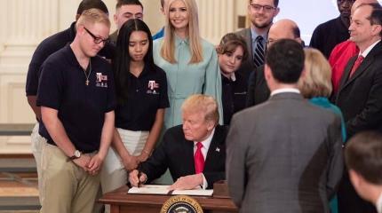 Американский политолог: При Трампе политическая система США прогнила насквозь Американский политолог: При Трампе политическая система США прогнила насквозь